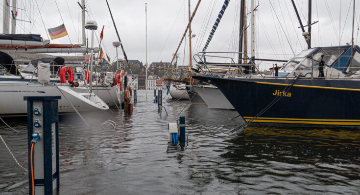 Ostseehochwasser Oktober 2023 im Yachthafen Flensburg.